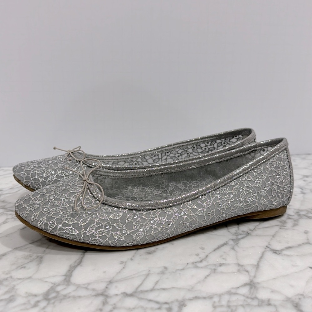 Adrianna Papell Shirley 7.5 silver lace rhinestone flats with bows in silver